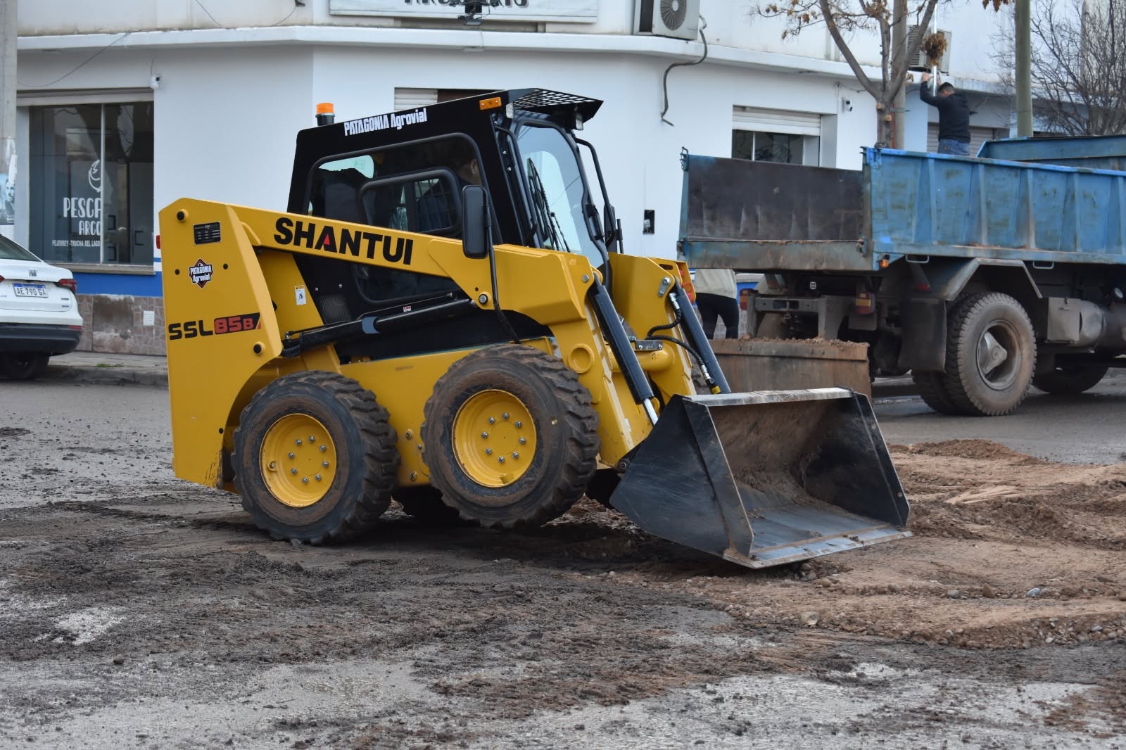 Trabajos viales en la esquina de Av. Rivadavia y Don Bosco