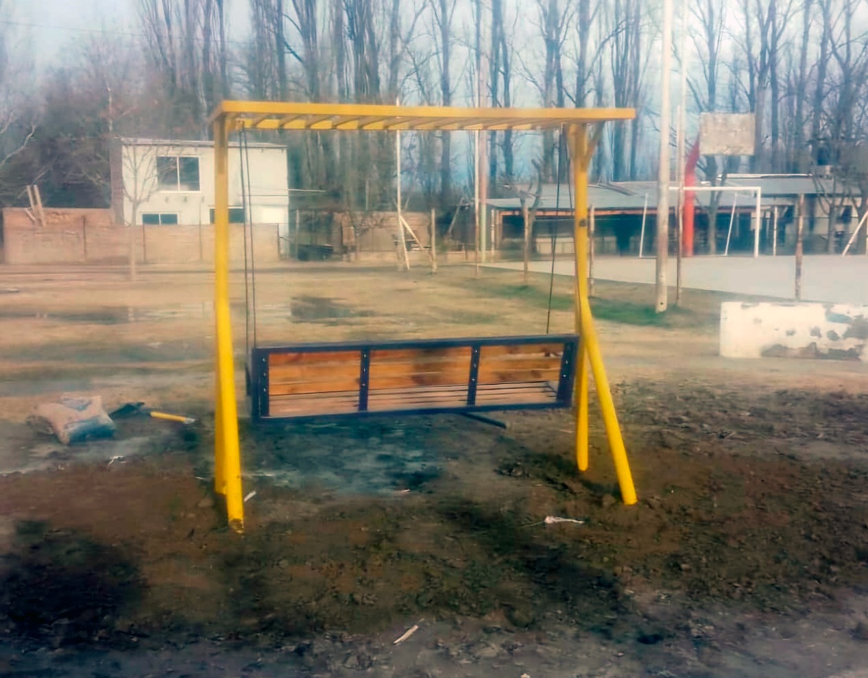 Nuevo sillón hamaca en la Plazoleta del Barrio Perón