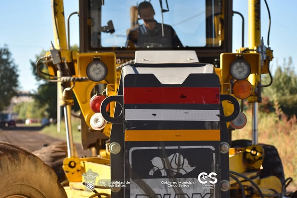 🚜 Trabajos de mantenimiento vial en calle J. M. Flores 🚧