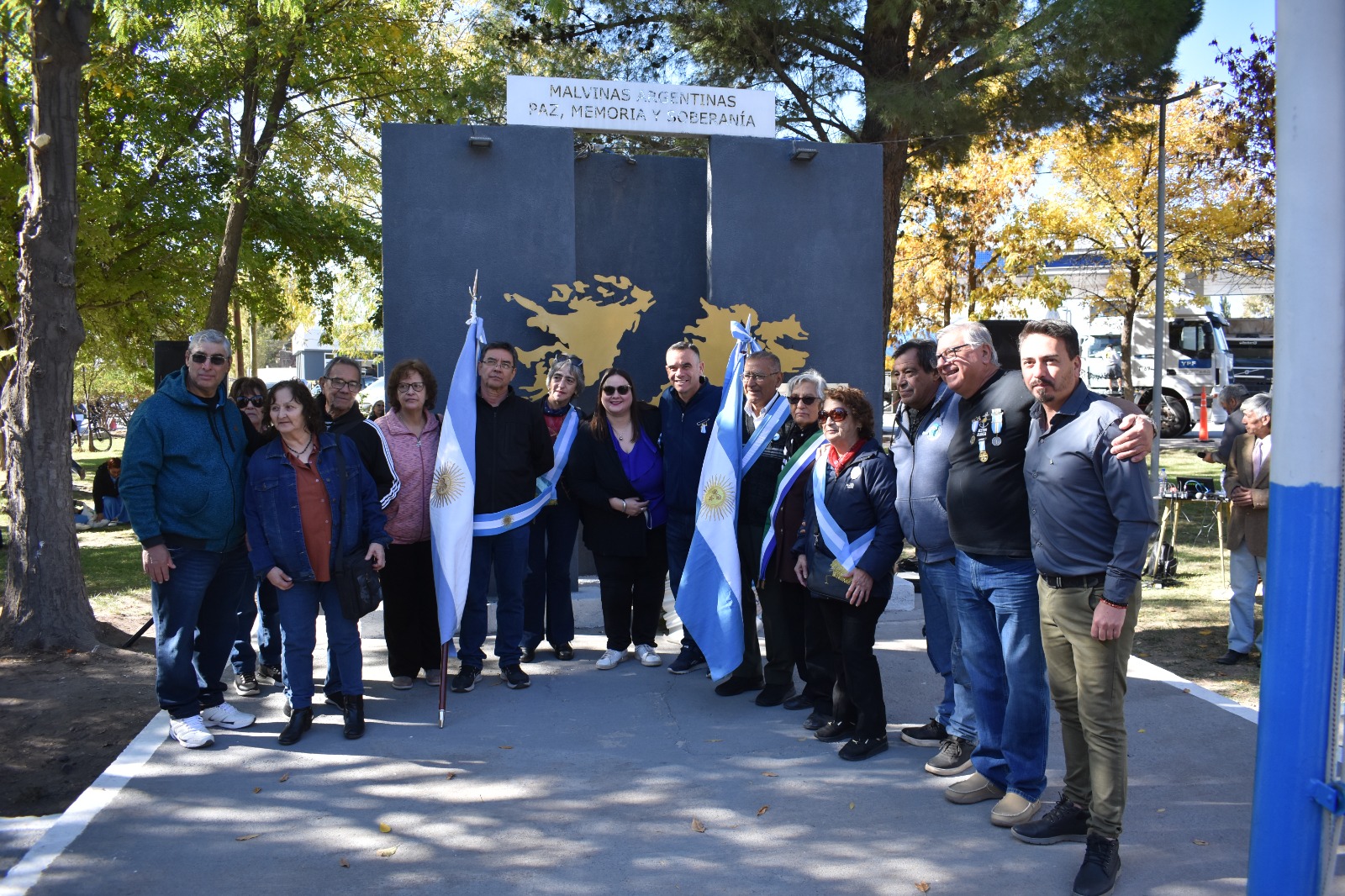 Acto oficial: Cinco Saltos rindió homenaje a los héroes de Malvinas