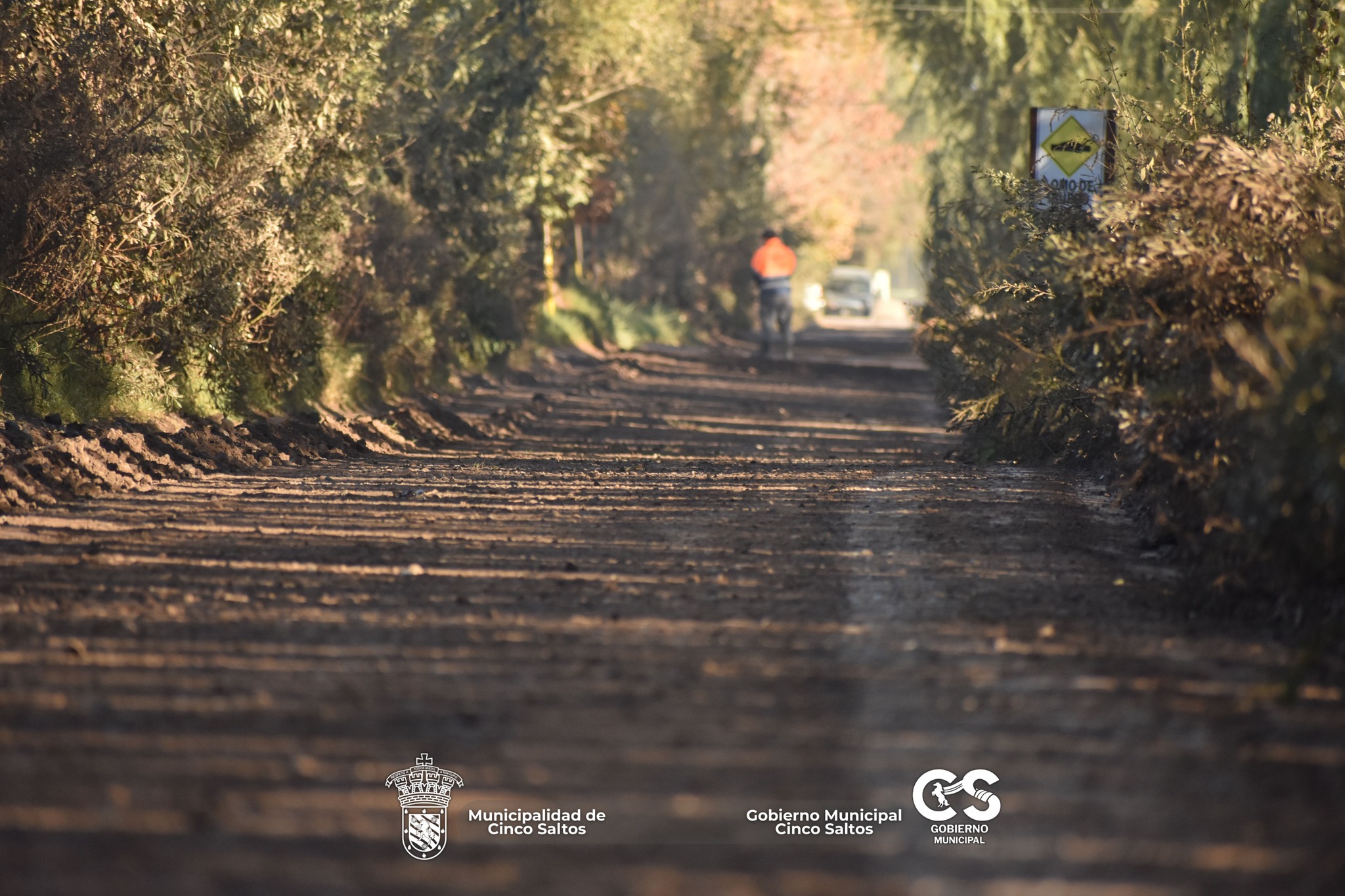 rabajos de mantenimiento vial en calle Río Salado