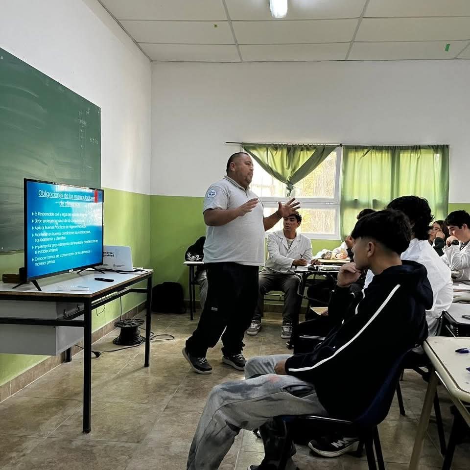 Curso de Manipulación de Alimentos: 96 alumnos del CET N 5 obtuvieron su carnet