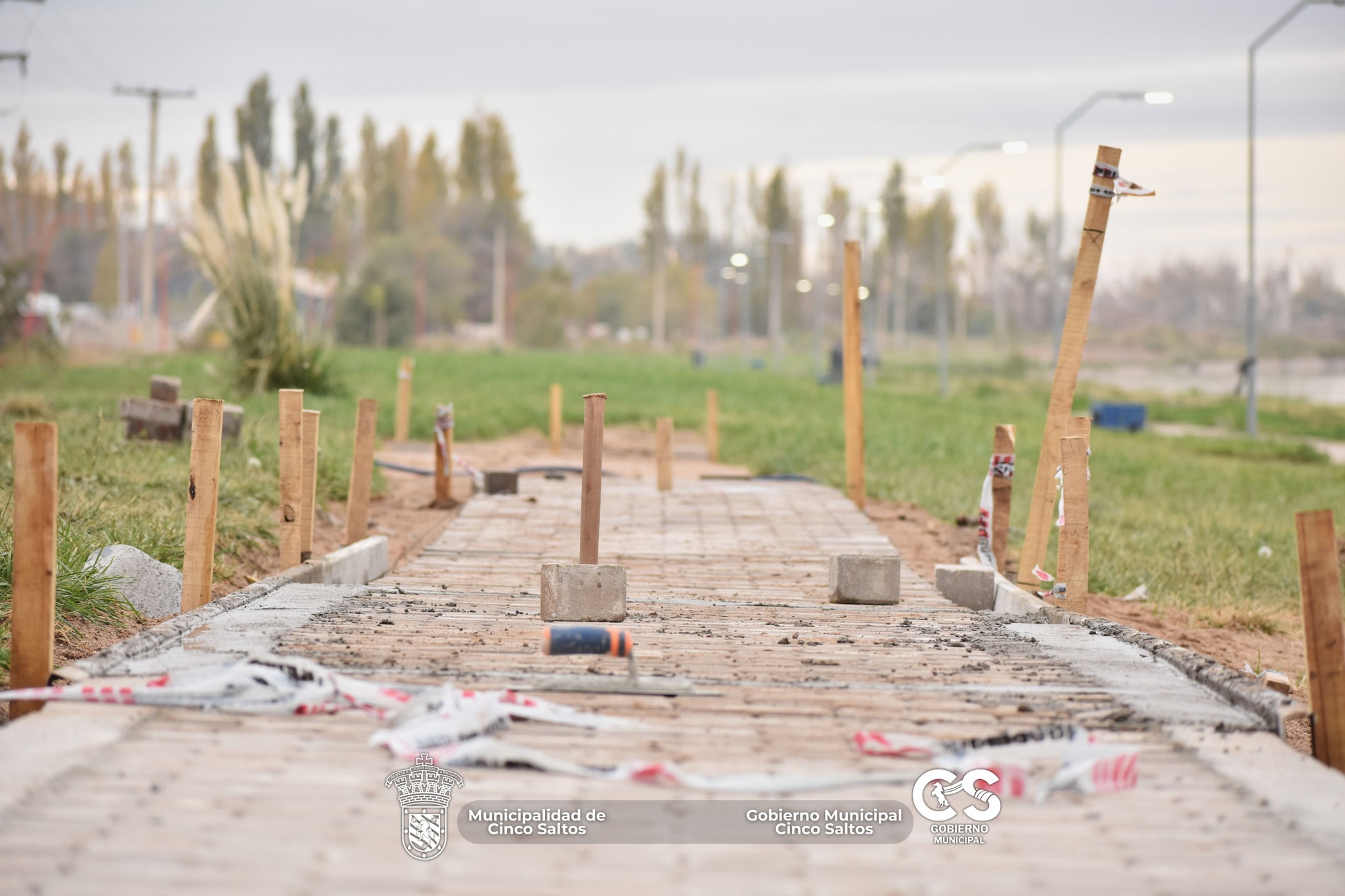 Mantenimiento urbano: Continúan los trabajos en la costa del canal principal
