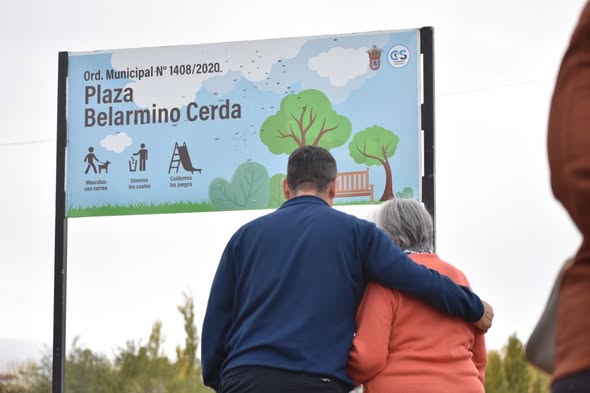 Emotiva inauguración de cartelería en la Plaza Belarmino Cerda