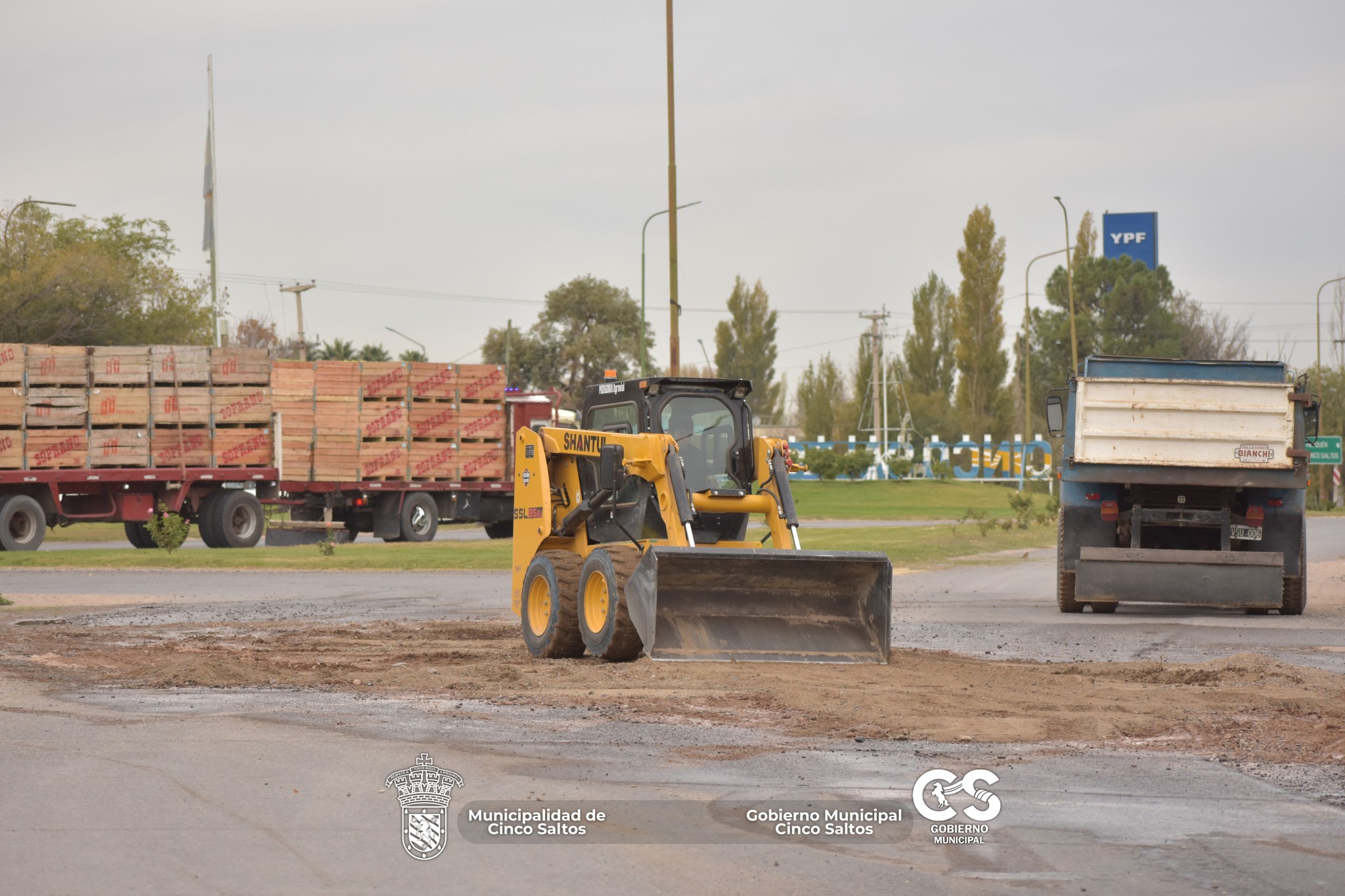 Trabajos de mantenimiento y relleno en el acceso por Ruta N 7