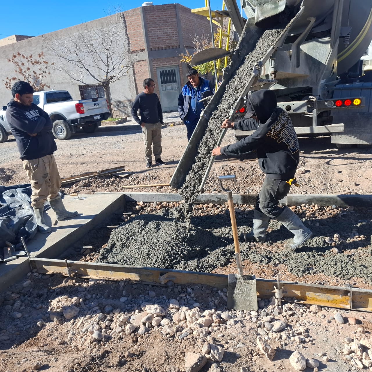 Avance de obras en calle Fernández Oro: construcción de badén y cordón cuneta
