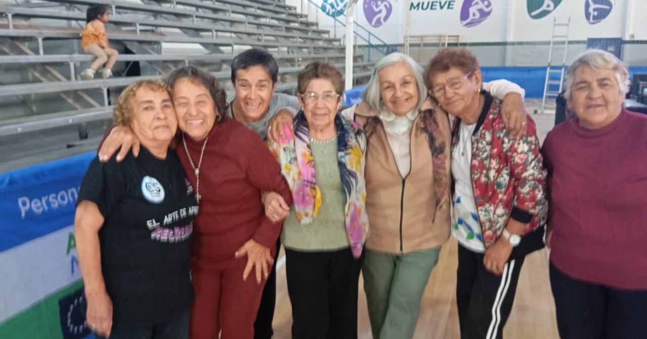 Participación de adultos mayores en el "Ciclo de bailes cipoleños"
