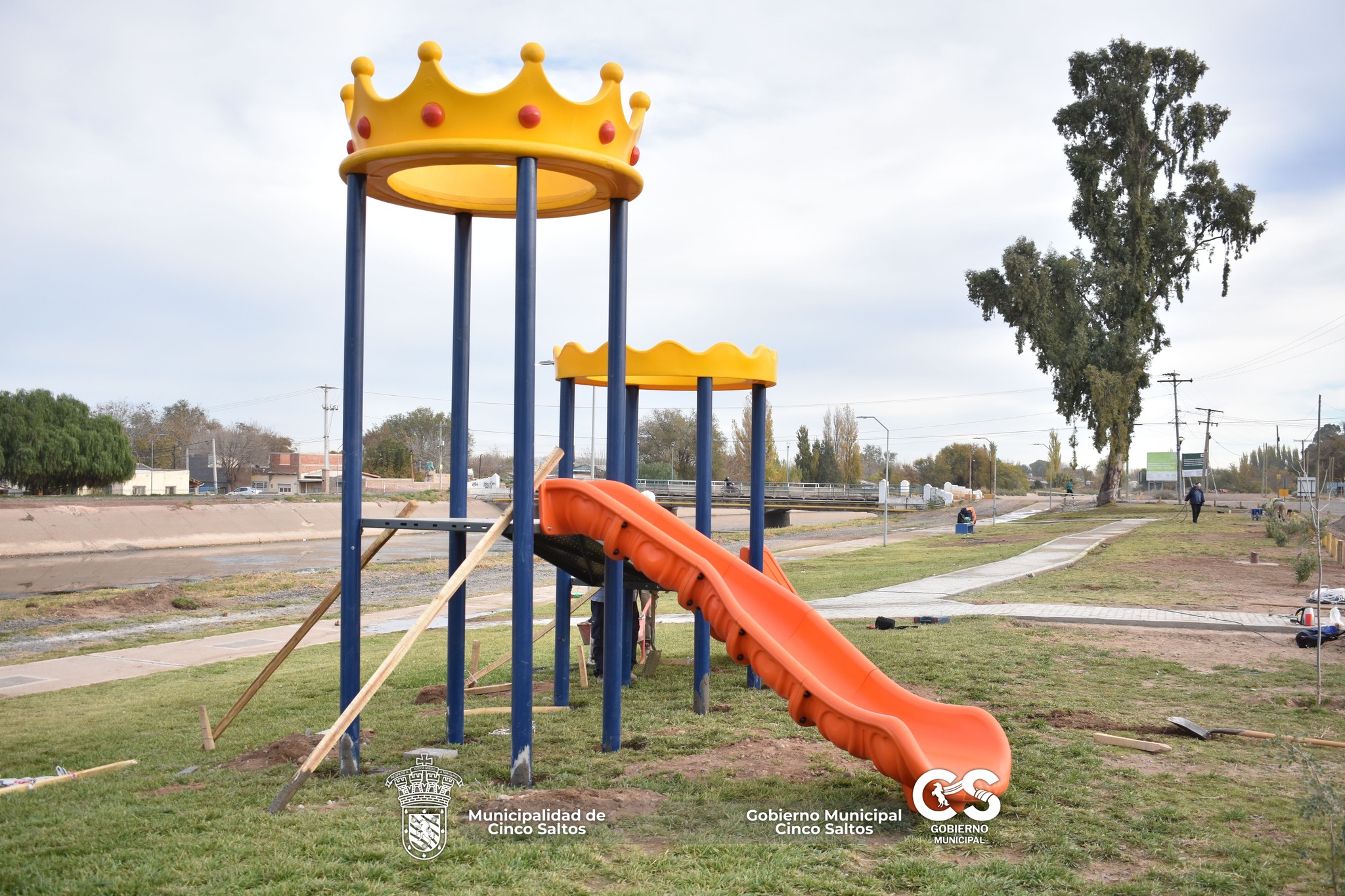 Instalación de nuevos juegos infantiles temáticos junto al canal de riego