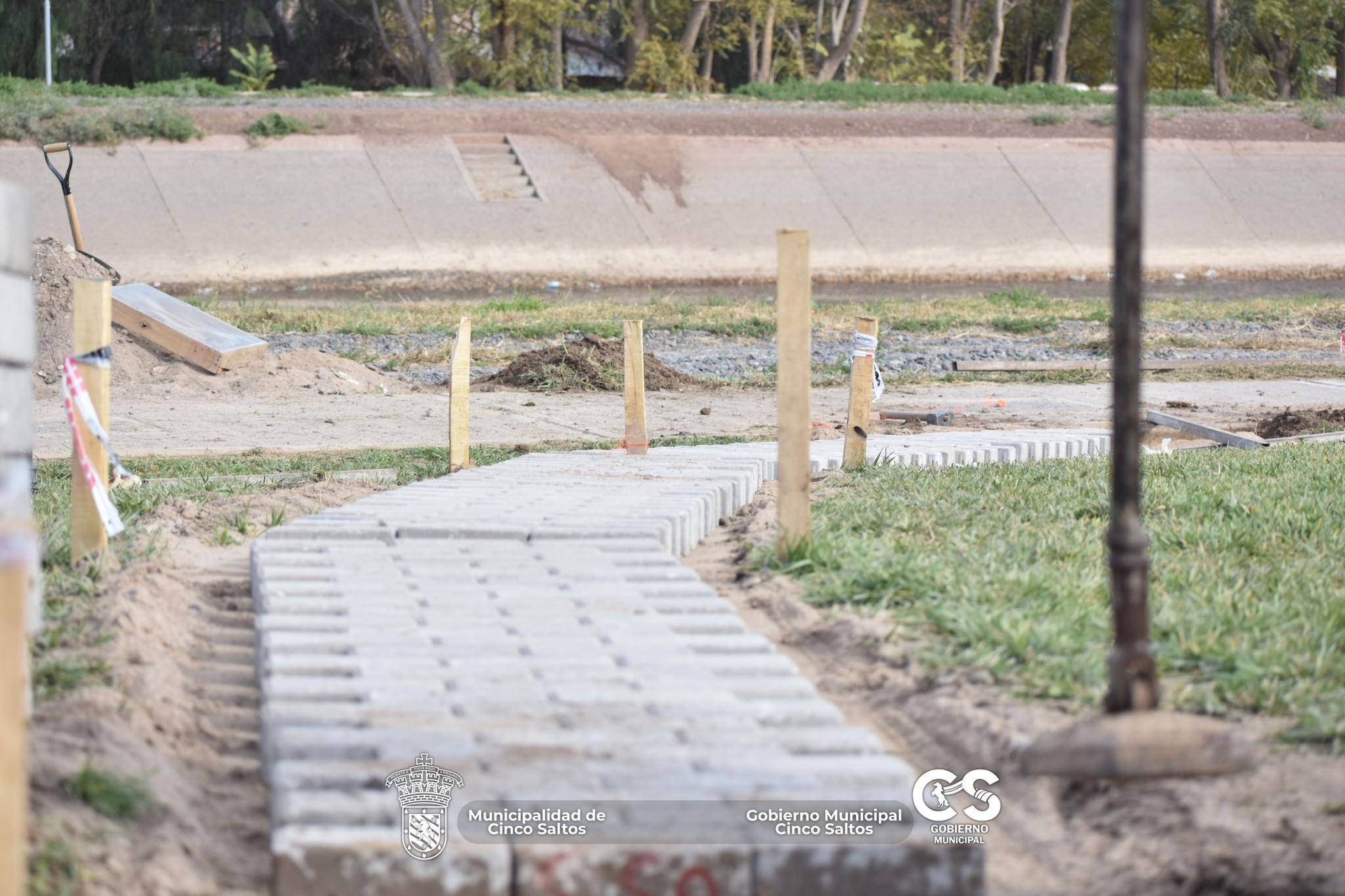Avanza la construcción del nuevo sendero en la costa del canal de Obras Menores