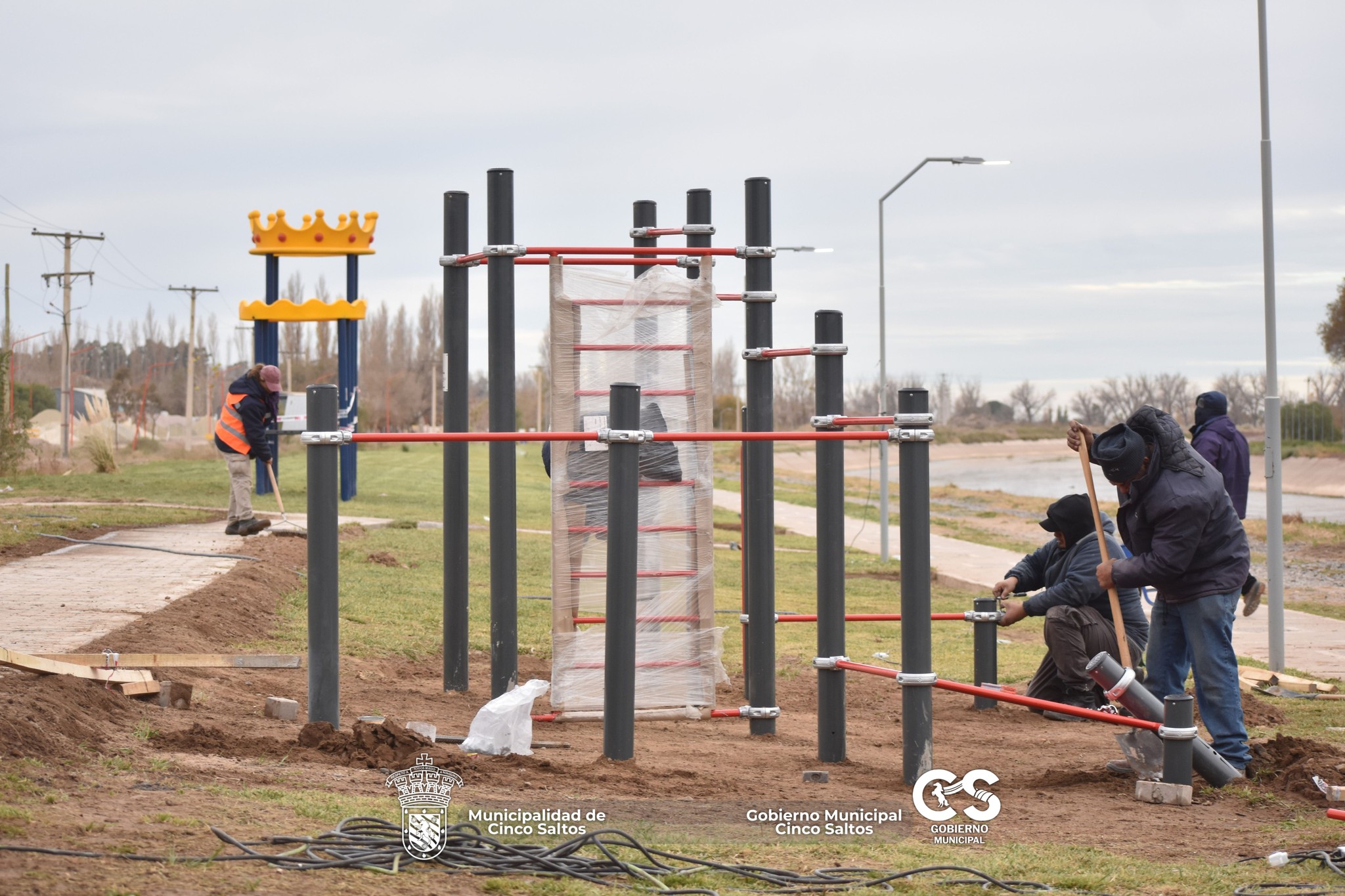 Instalación de nuevos juegos de calistenia en la costa del canal