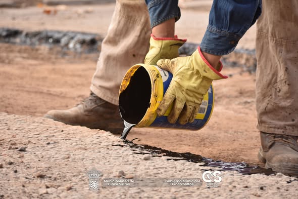 Trabajos de bacheo y mantenimiento vial sobre calle San Martín y Av. Sarmiento