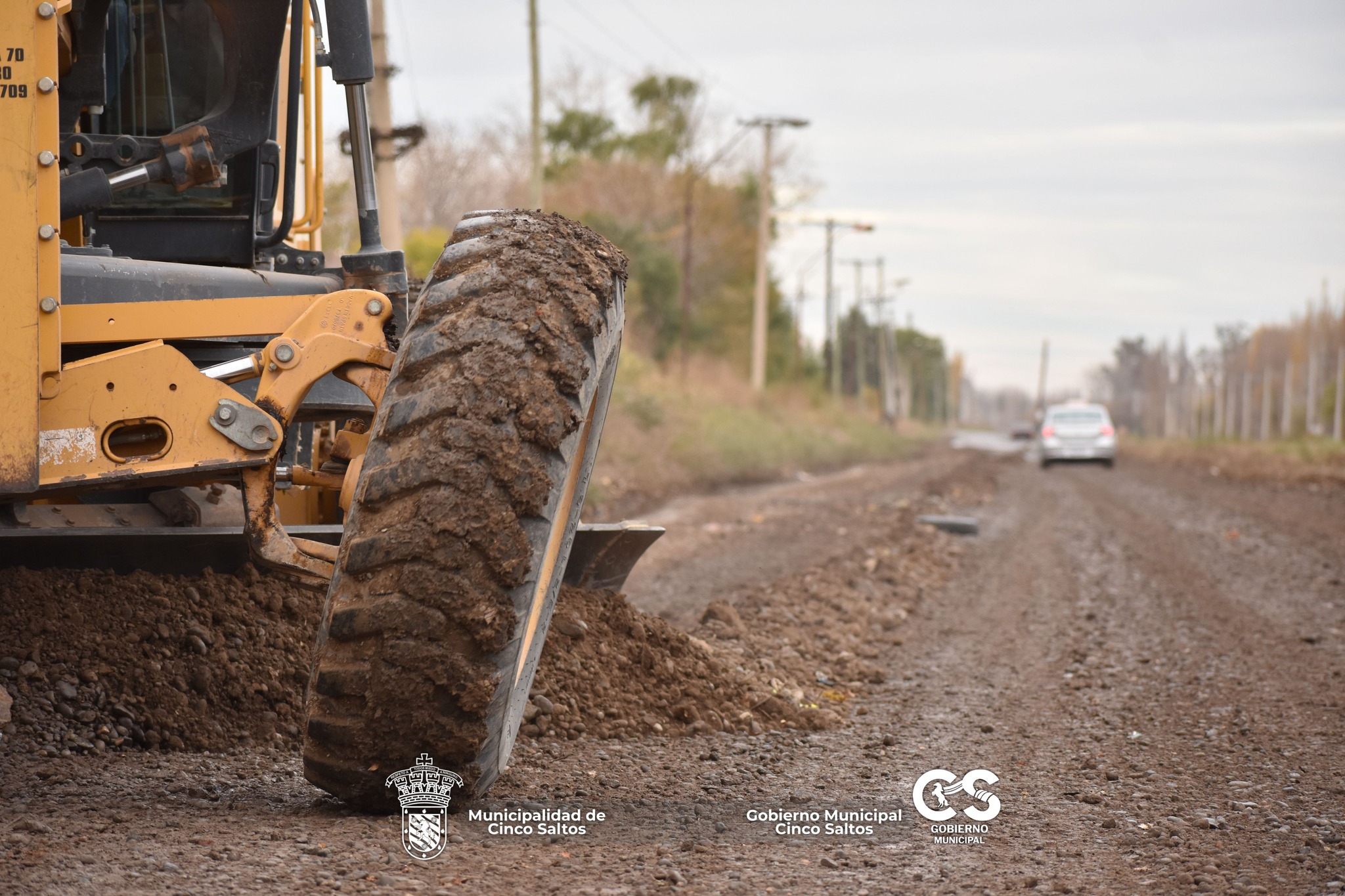 Trabajos de nivelación y acondicionamiento vial sobre calle Río Deseado