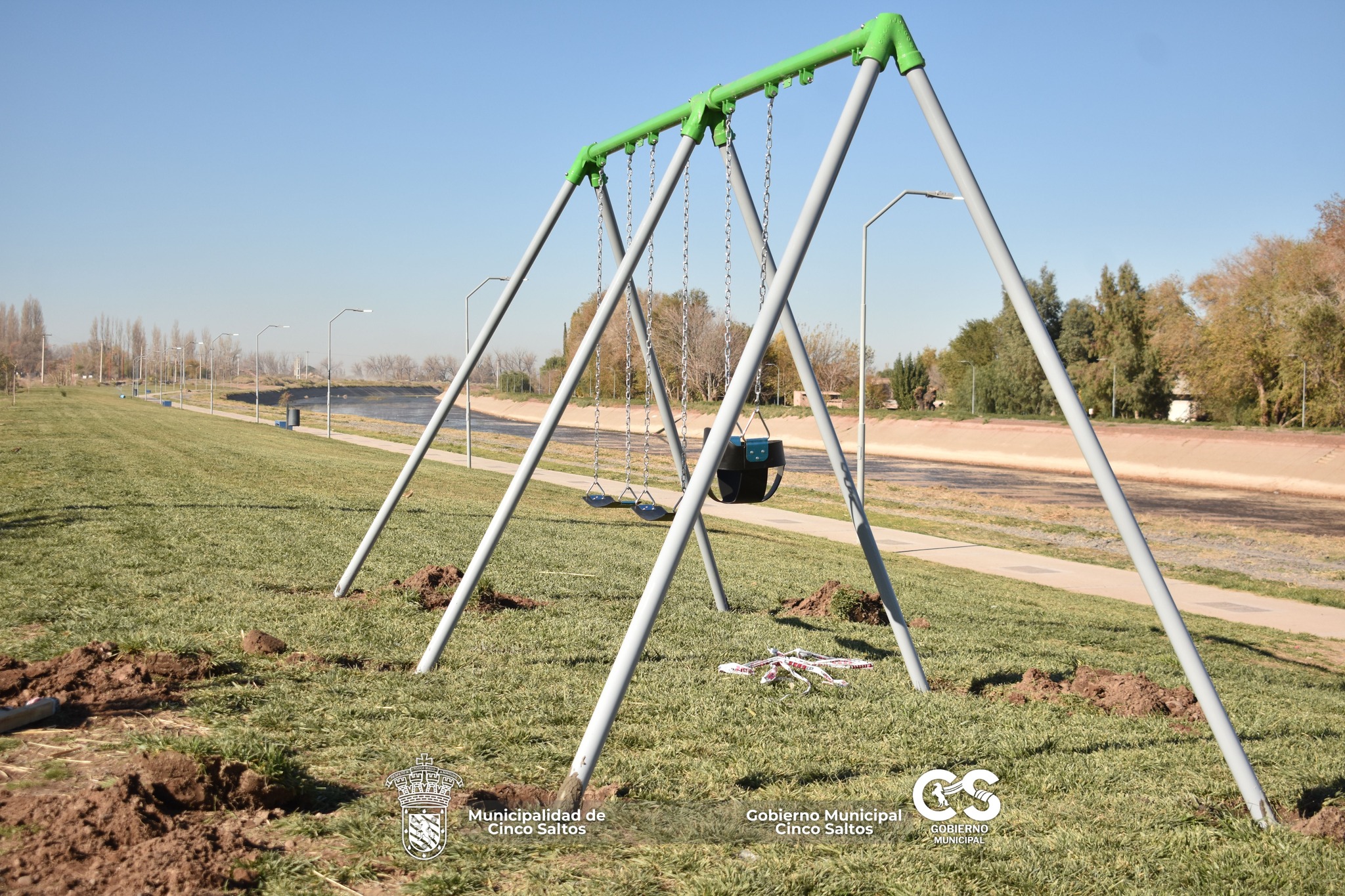 Trabajos de puesta en valor e instalación de nuevos juegos en la costa del canal