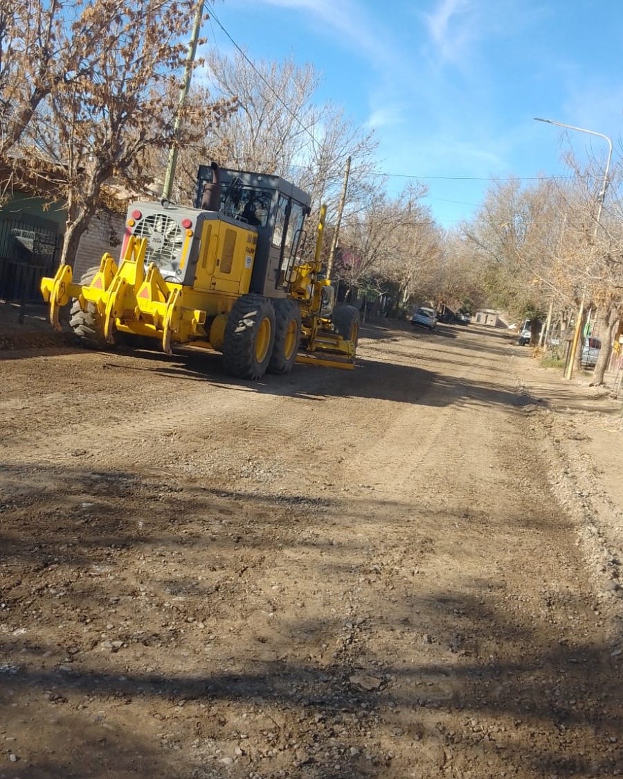 Trabajos de nivelación y acondicionamiento vial en calle Francisco Sosa