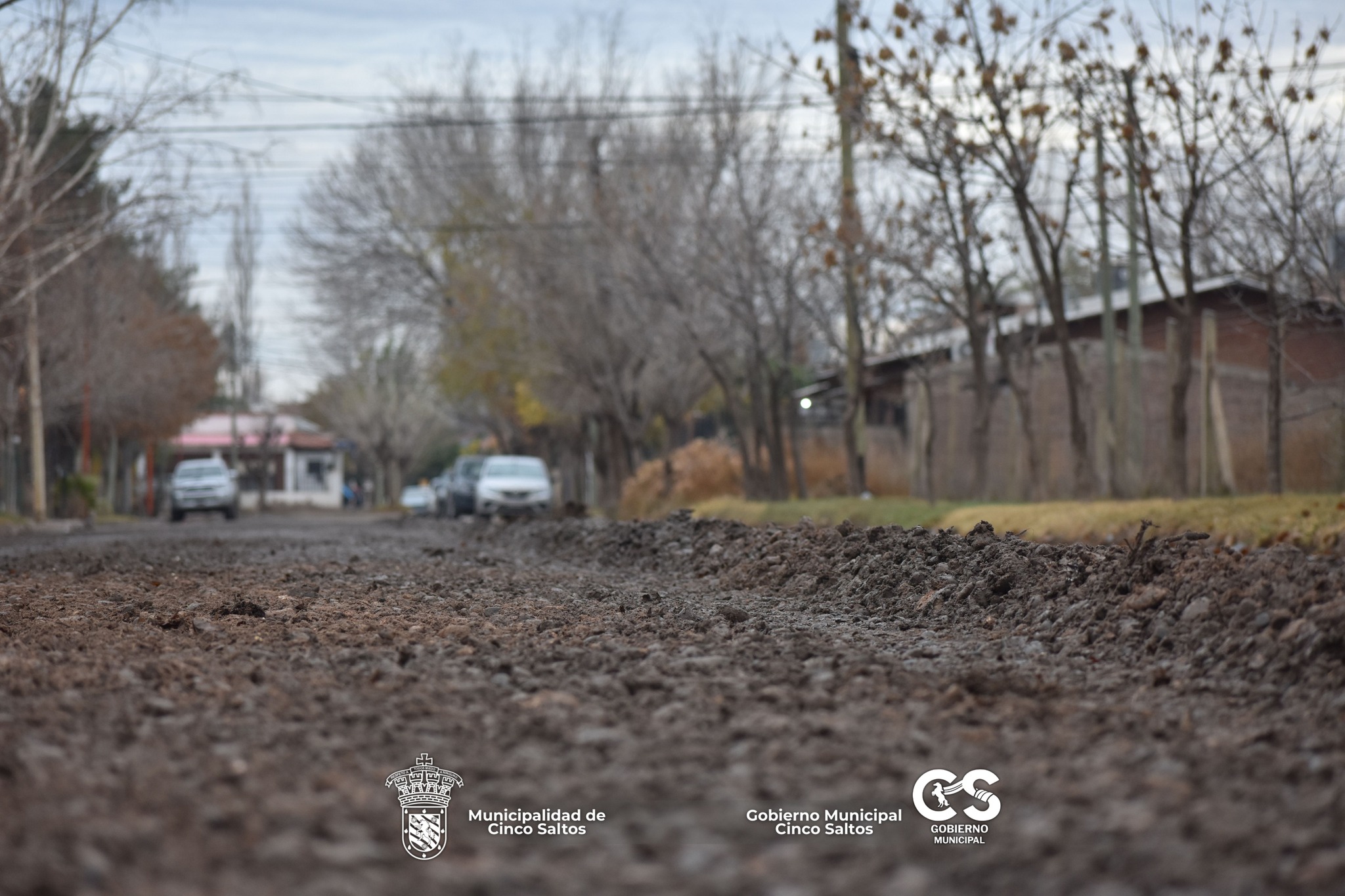 Trabajos de nivelación y acondicionamiento vial en calles Güemes y Saavedra