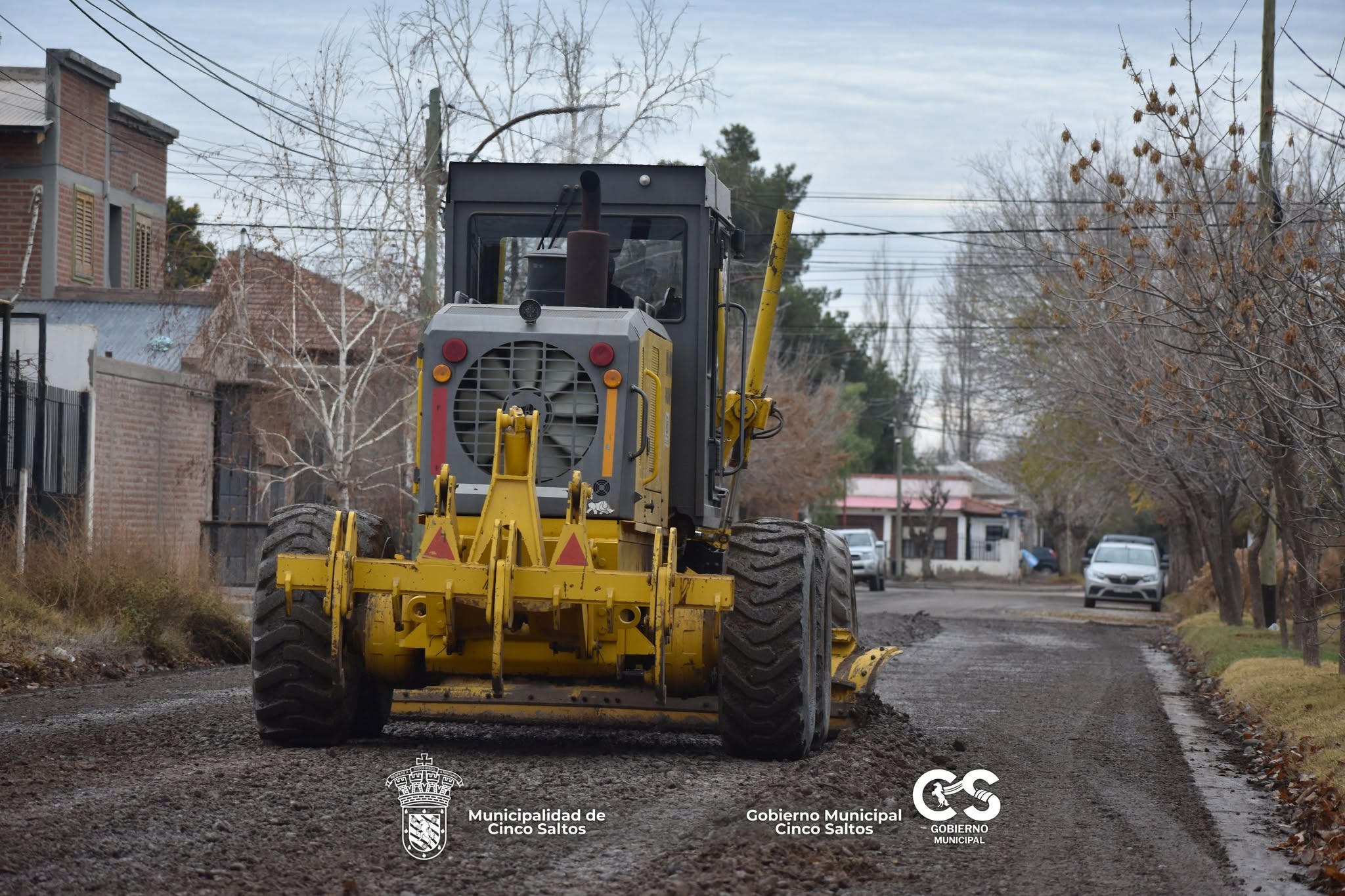 Trabajos de nivelación y acondicionamiento vial en calles Güemes y Saavedra