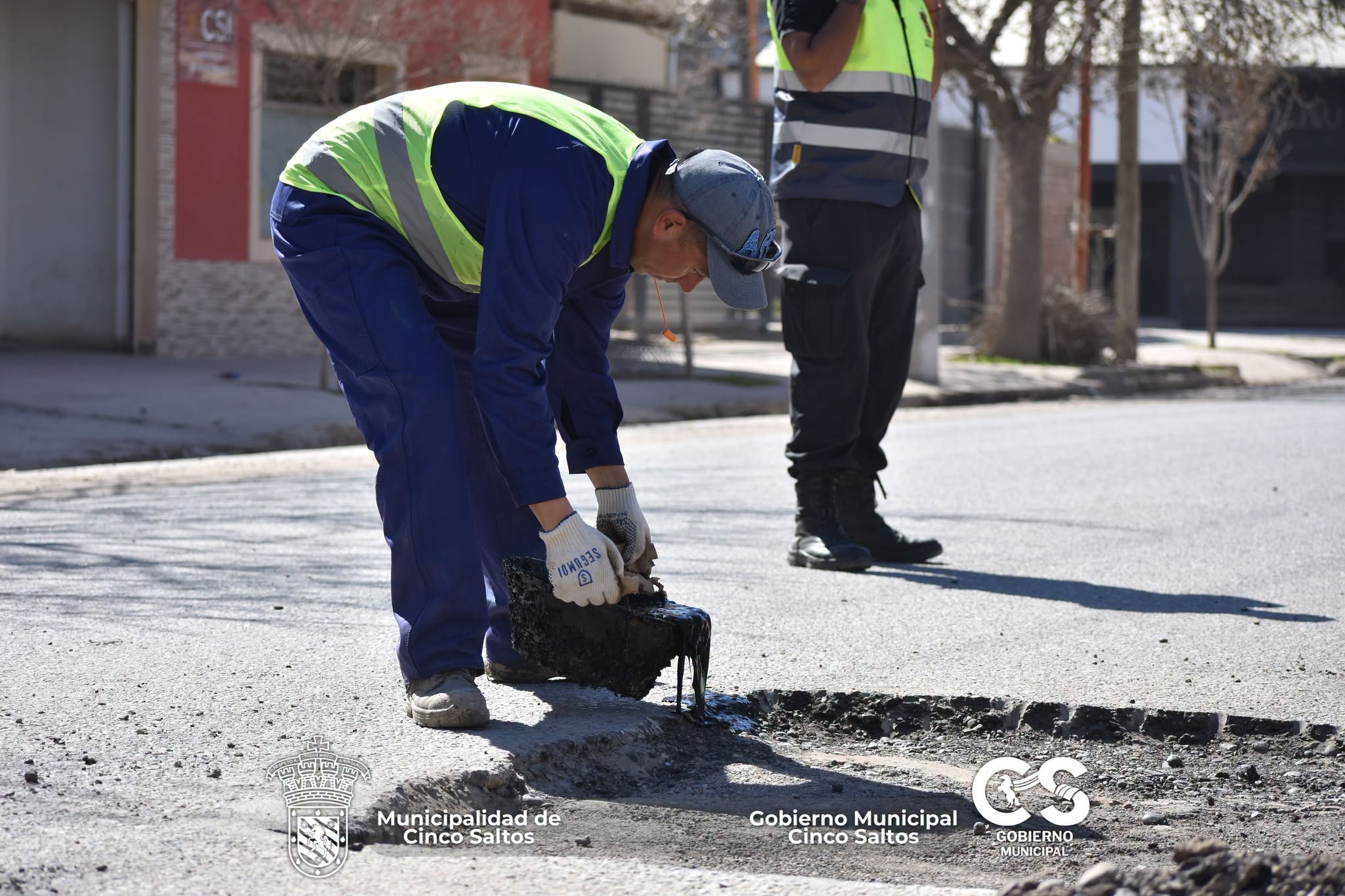 Tareas de bacheo en Av. Argentina